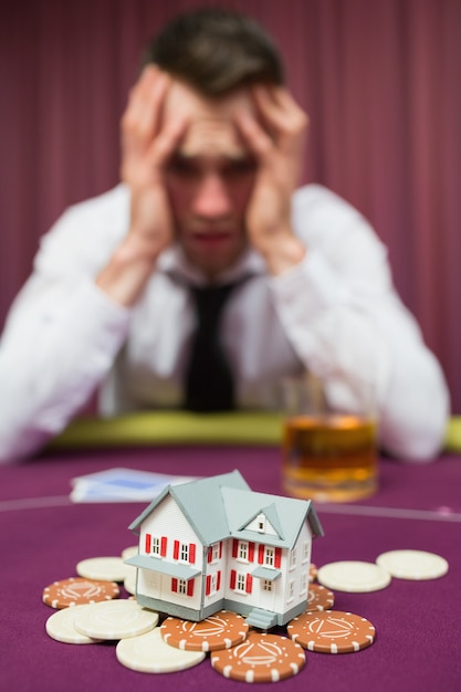 Hombre perdiendo su casa en el casino