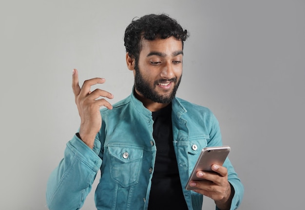 Hombre perdiendo el tiempo en el móvil y feliz.