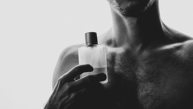 Hombre con perfume en blanco y negro