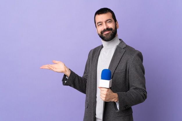 Foto hombre periodista en estudio