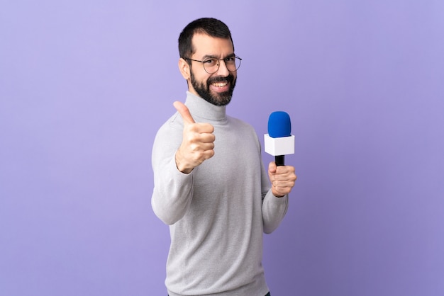 Hombre periodista en estudio