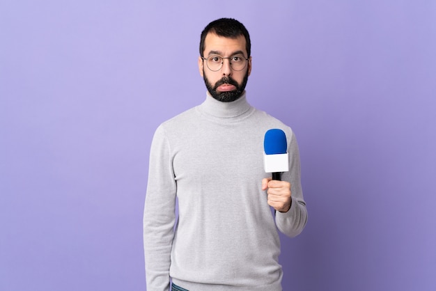 Hombre periodista en estudio