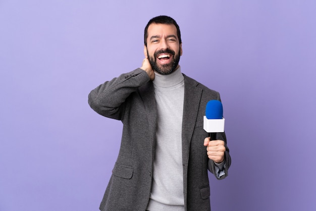 Hombre periodista sobre fondo púrpura aislado