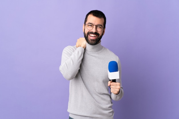 Hombre periodista sobre fondo púrpura aislado