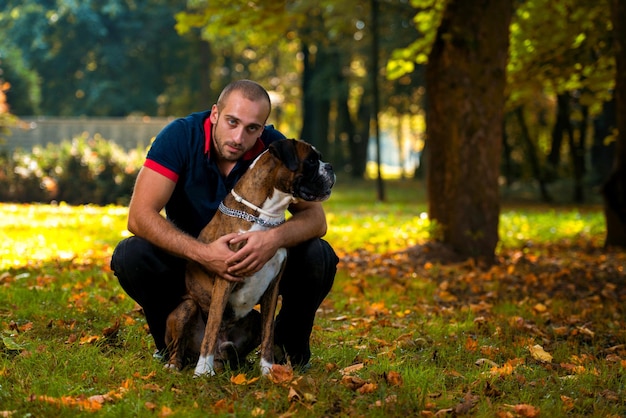 hombre y perro al aire libre