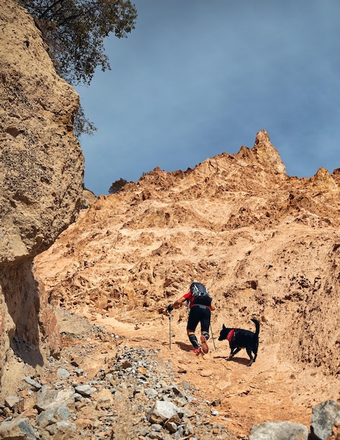 Hombre con perro en las montañas