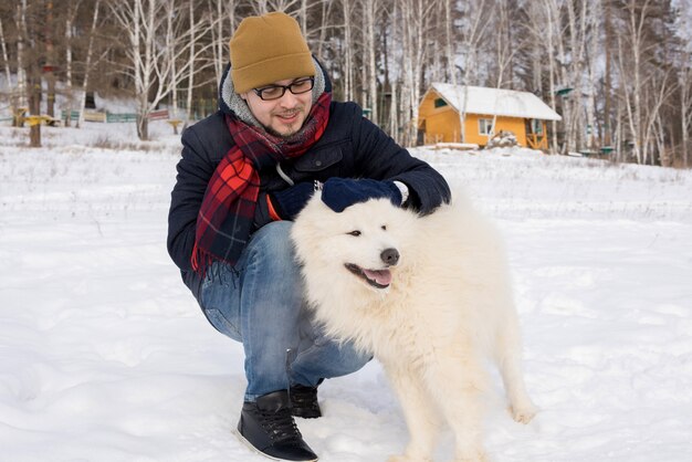 Hombre con perro samoyedo