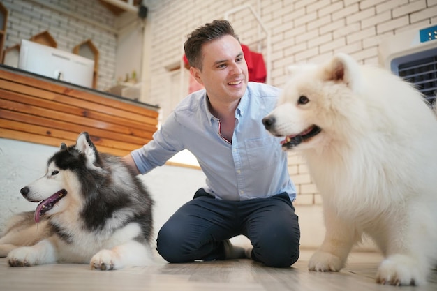 Hombre y perro