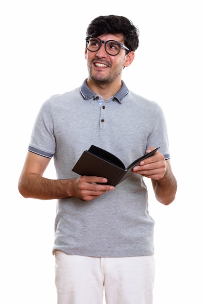 Hombre persa feliz pensativo sonriendo y sosteniendo el libro