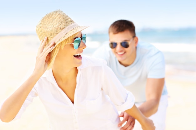 hombre persiguiendo a una mujer en la playa