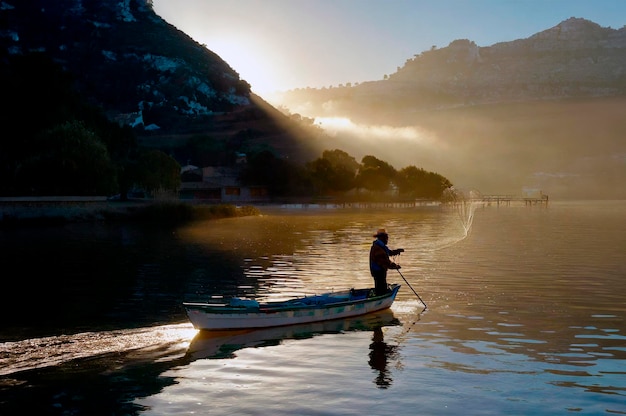 Hombre pescando en el lago