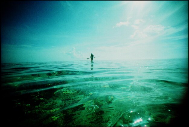 Foto hombre pescando en el mar