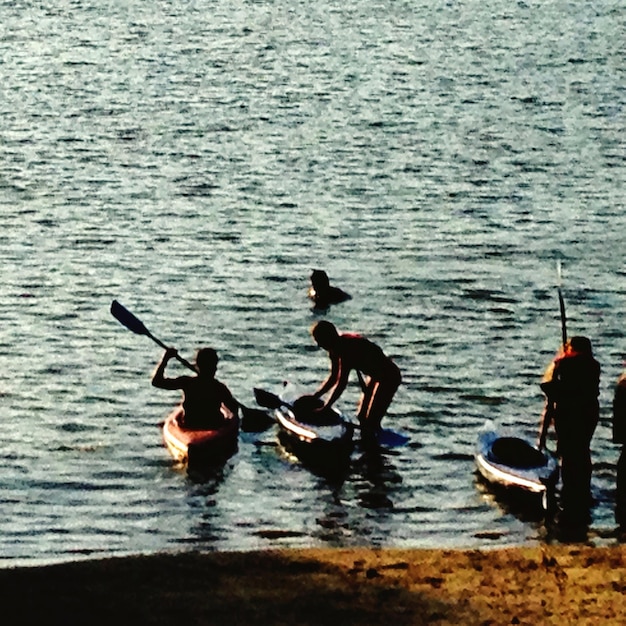 Foto hombre pescando en el mar