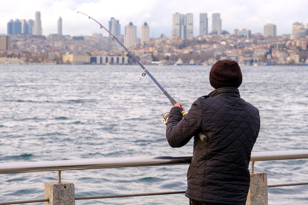 Un hombre pescando en la playa de Üsküdar en Estambul