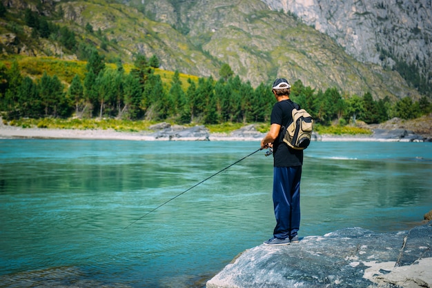 hombre pescando en el río de montaña