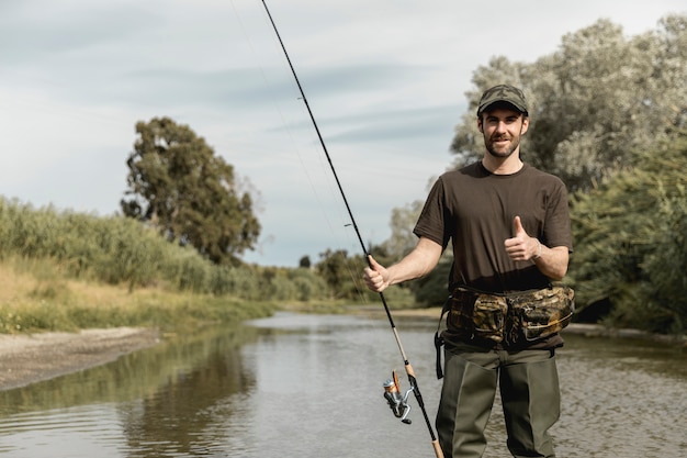 Hombre pescando en el río