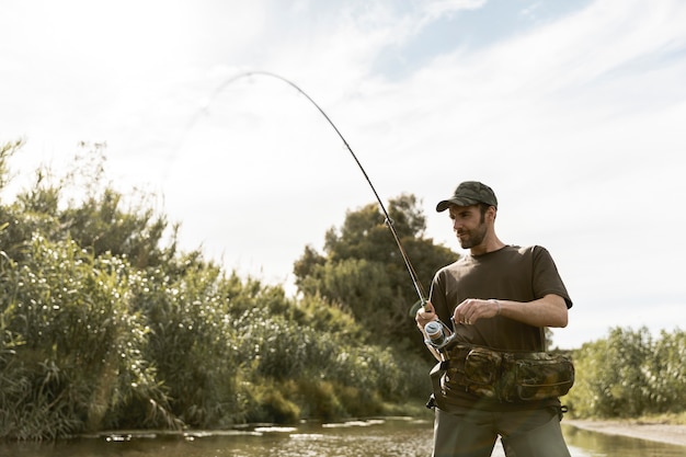 Hombre pescando en el río