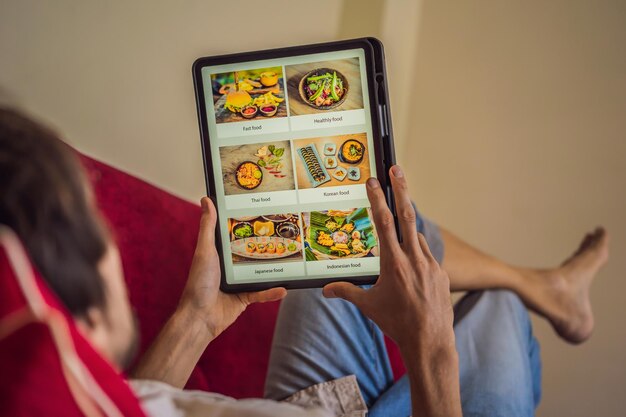 Hombre pide comida para el almuerzo en línea usando una tableta