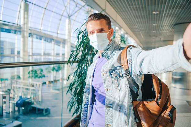 Foto hombre de pie en el aeropuerto