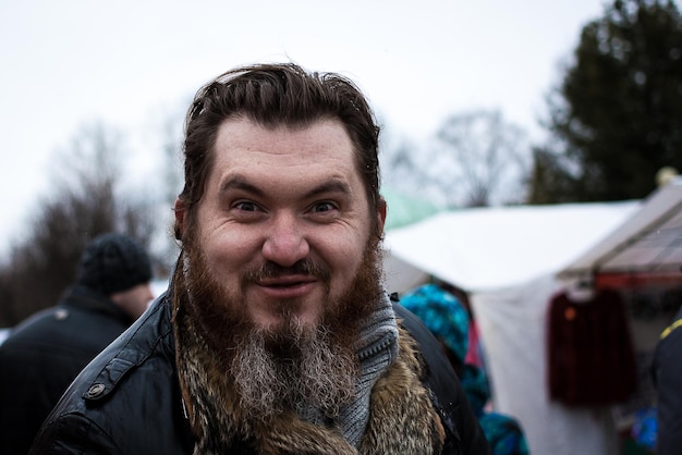 Foto hombre de pie al aire libre durante el invierno