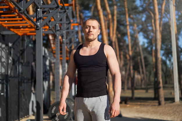 hombre de pie al aire libre en la naturaleza gimnasio público