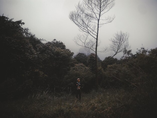 Foto hombre de pie en el campo contra el cielo