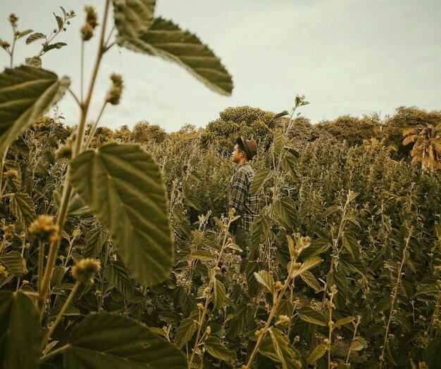 Hombre de pie en el campo contra el cielo