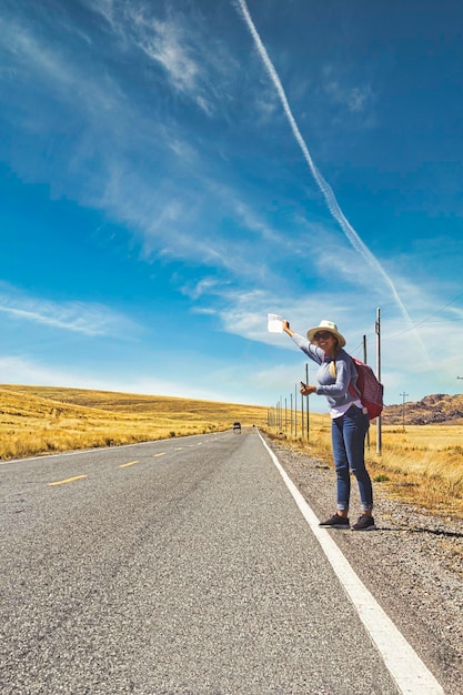 Foto hombre de pie en la carretera contra el cielo