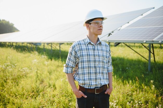 Hombre de pie cerca de paneles solares