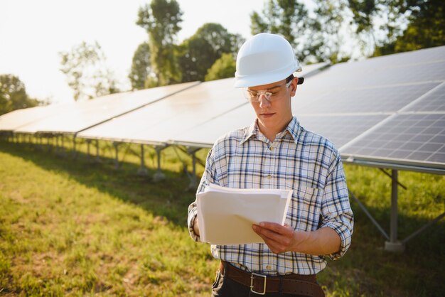 Hombre de pie cerca de paneles solares