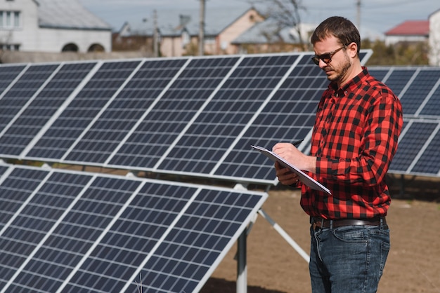 Hombre de pie cerca de paneles solares