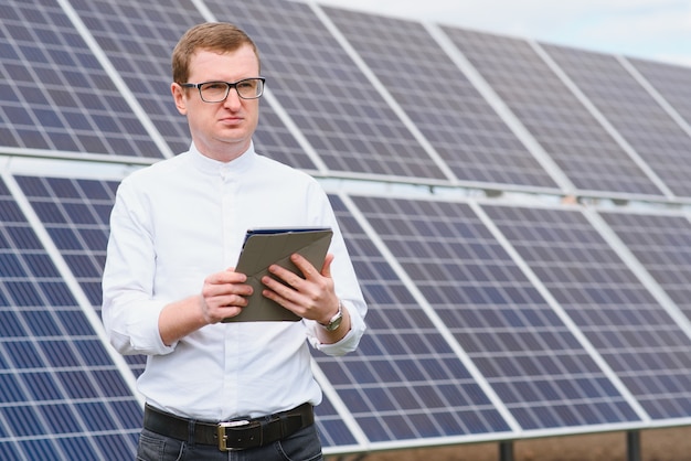 Hombre de pie cerca de paneles solares