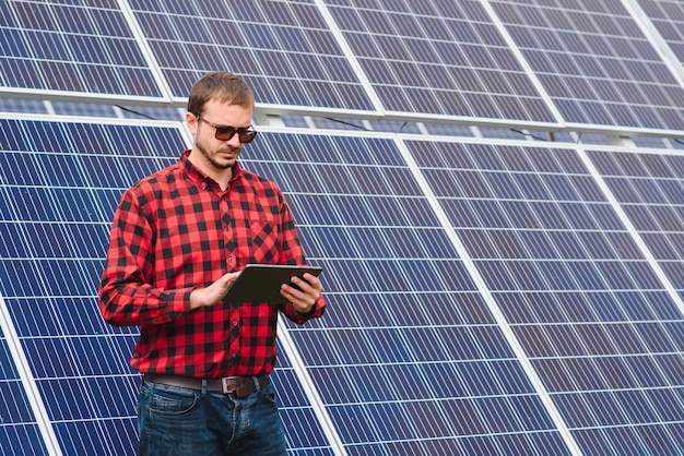 Hombre de pie cerca de paneles solares