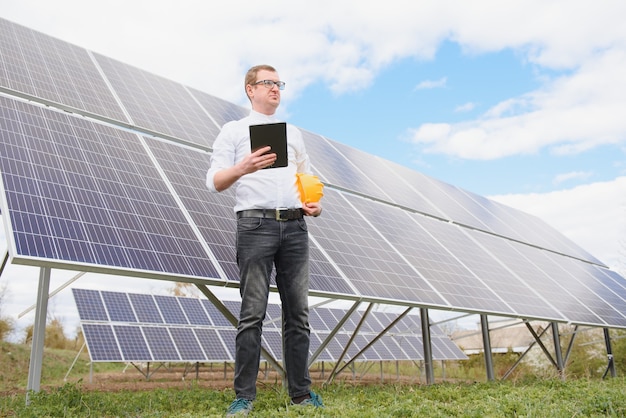 Hombre de pie cerca de paneles solares