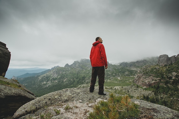 Hombre de pie en la cima de la montaña