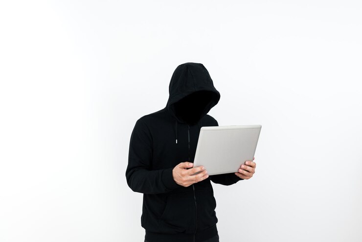 Foto hombre de pie con una computadora portátil que presenta un empresario de seguridad cibernética que piensa profundamente en la defensa de la tecnología de la información guy brain storming estrategias brillantes