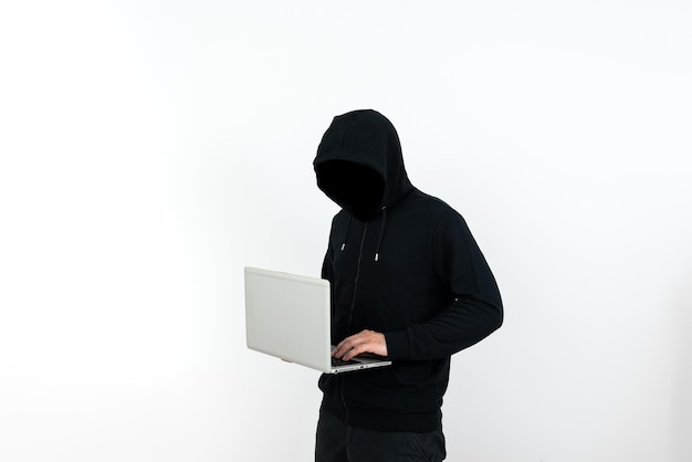 Hombre de pie con una computadora portátil que presenta un empresario de seguridad cibernética que piensa profundamente en la defensa de la tecnología de la información Guy Brain Storming Estrategias brillantes