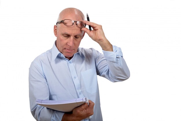 Foto hombre de pie con un cuaderno