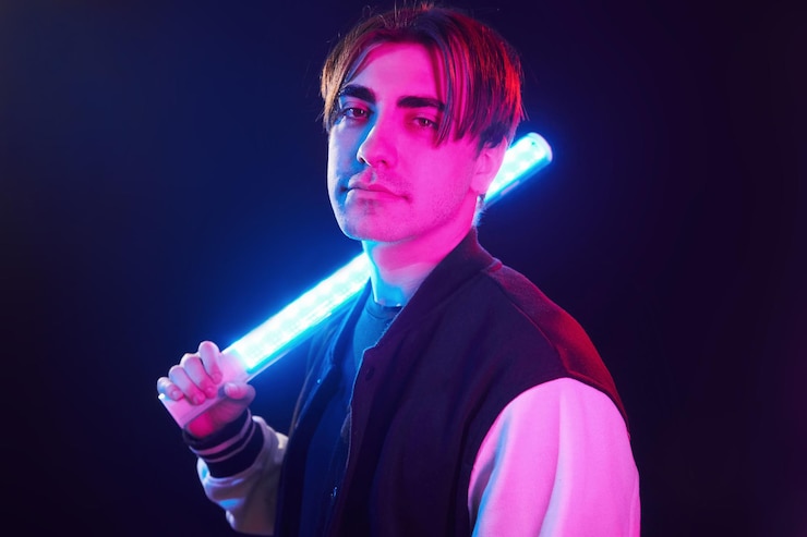 Foto hombre de pie en el estudio con luz de neón.