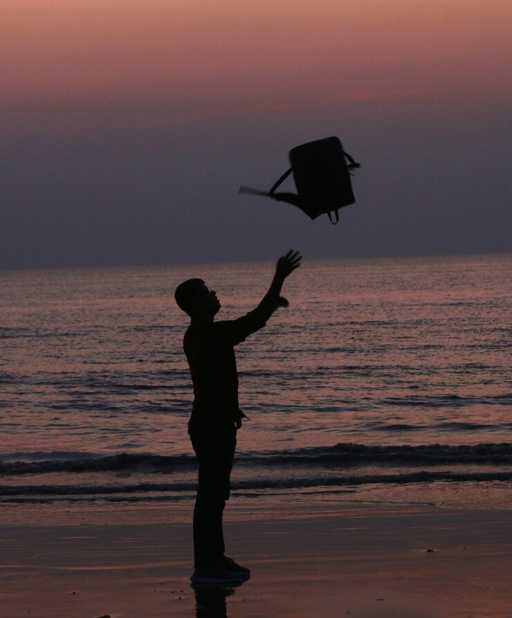 Un hombre de pie frente al amanecer en el Mar Báltico