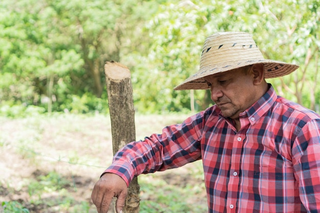 Hombre de pie en una granja está pensativo