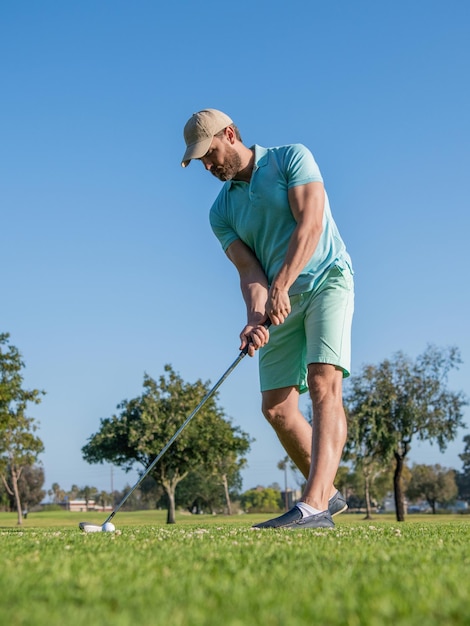 Hombre de pie jugando al golf en hierba verde golf