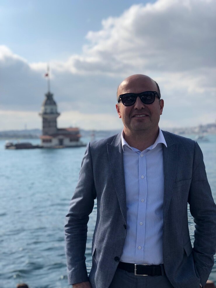 Foto hombre de pie junto al mar