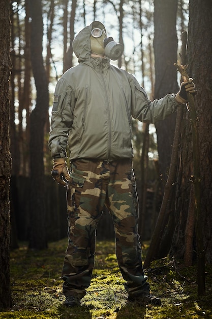 Foto hombre de pie junto a los árboles en el bosque