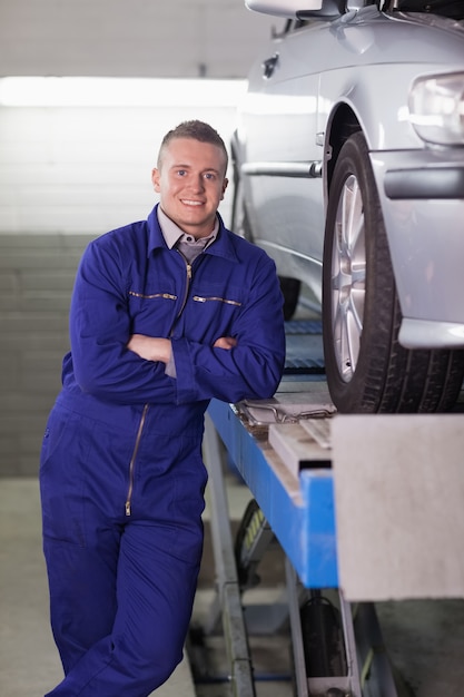 Hombre de pie junto a un coche