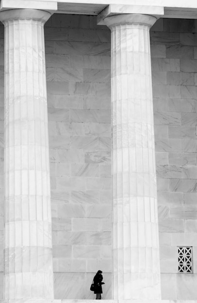 Hombre de pie junto a grandes columnas en el Lincoln Memorial