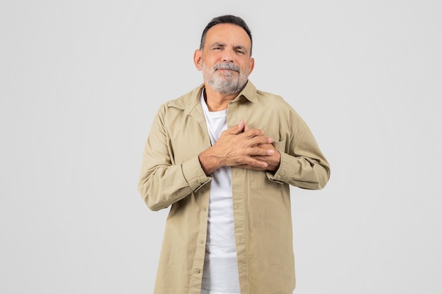 Foto hombre de pie con las manos cruzadas delante del pecho