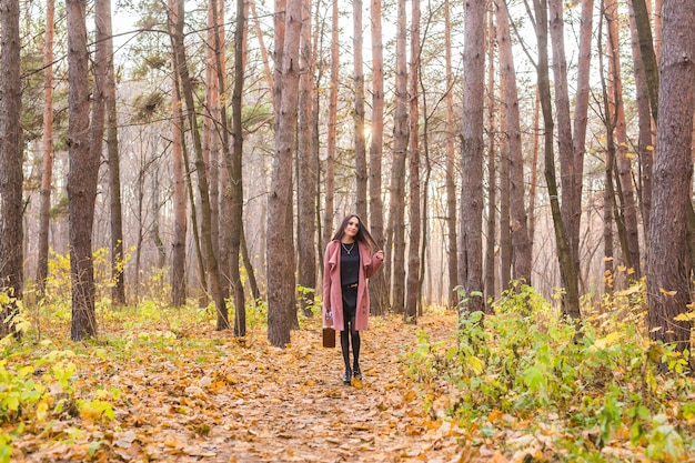 Foto hombre de pie en medio de árboles en el bosque