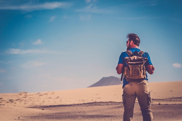 Hombre de pie con mochila y desierto