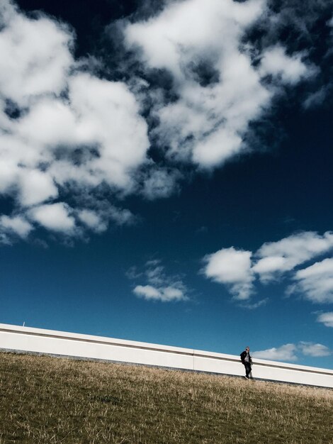Foto hombre de pie en el paisaje contra el cielo